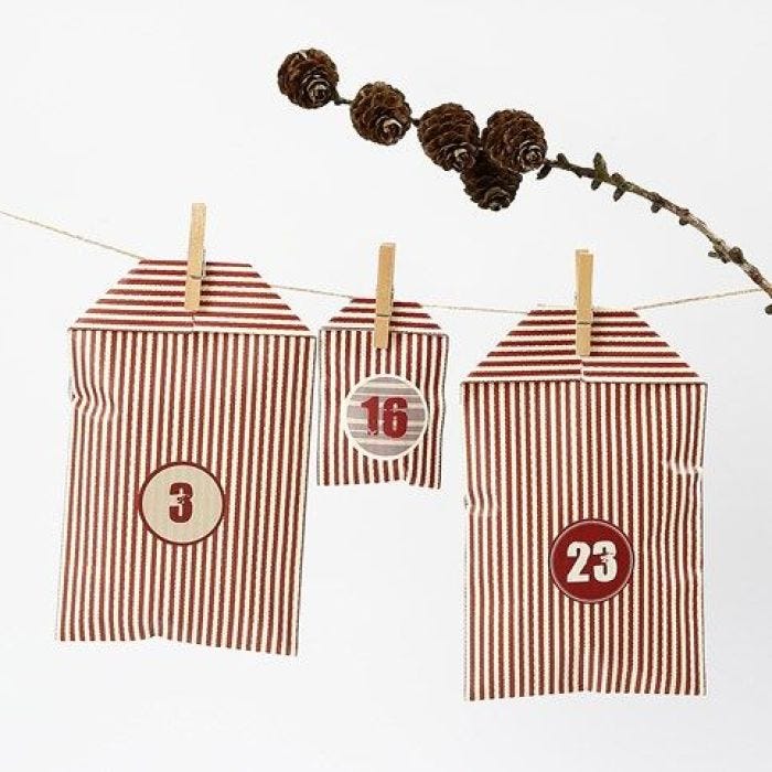 Un calendrier de Noël fabriqué de sachets en papier rayés Design Vivi Gade 