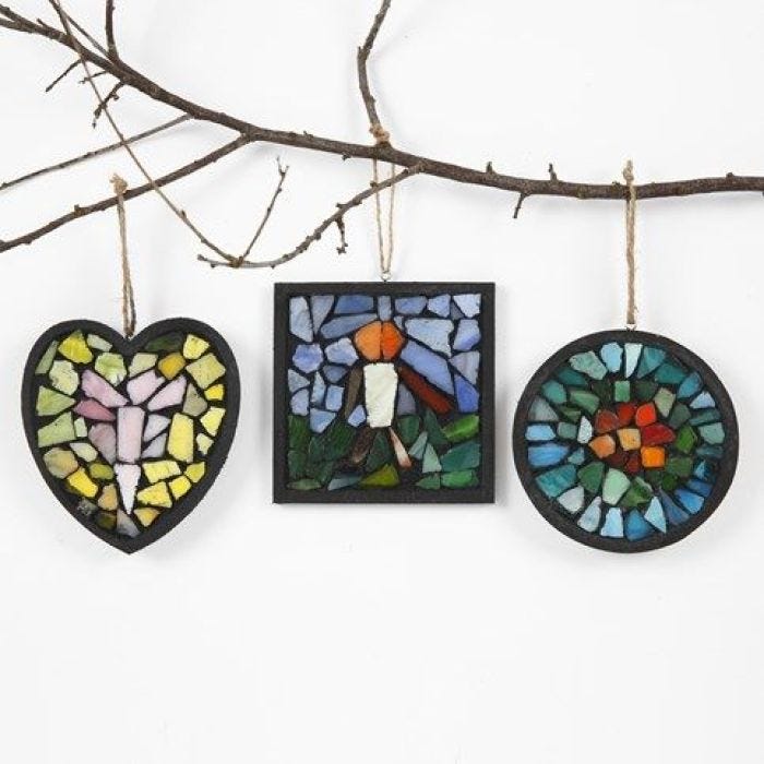 Mosaïque en verre montée sur un mastic noir dans un cadre en bois peint en noir.