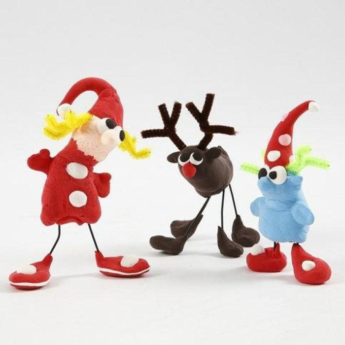 Des figurines de Noël faites avec de la pâte à modeler Silk Clay, du fil métallique et du fil chenille