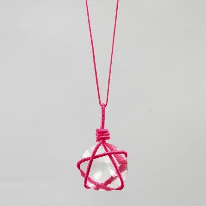 Collier avec un prisme dans un filet fait à partir de fil d'aluminium recouvert de corde de nylon