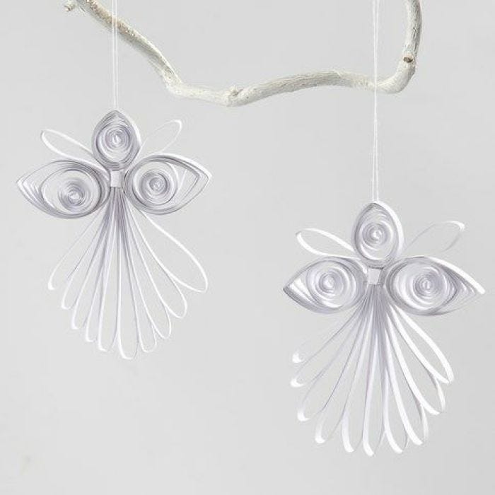 Un Ange fait d'après la technique quilling en bandes de papiers blanches