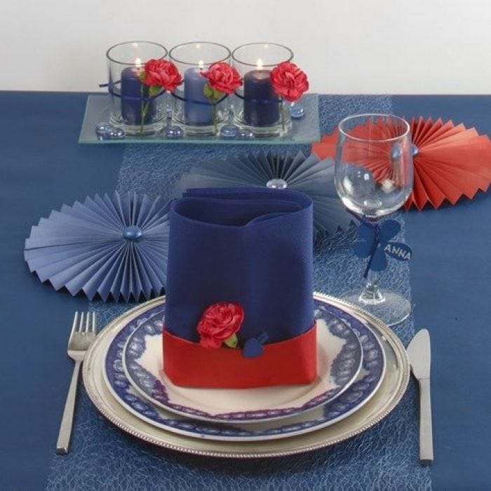 Une décoration de talbe bleue avec un touche de rouge