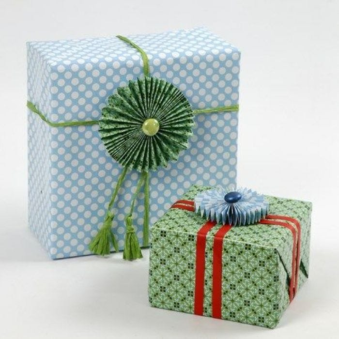 Papier cadeau et rosettes de papier Vivi Gade