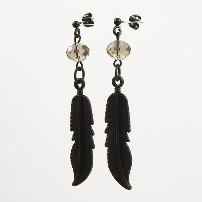 De longues boucles d'oreilles avec des plumes en métal noir er des perles à facettes