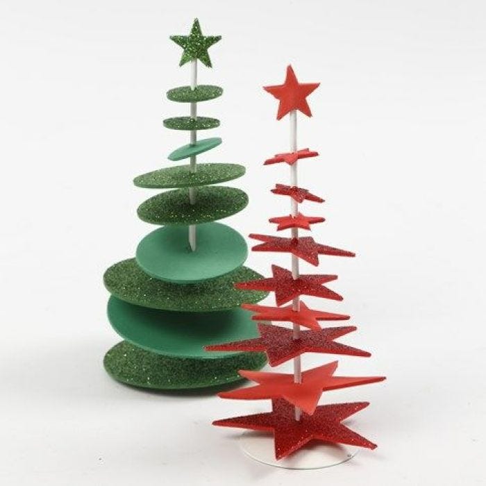 Un sapin de Noël en caoutchouc mousse poinçonné, placé sur une barre puis sur un socle