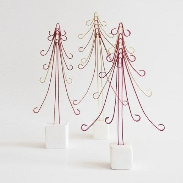 Arbre de Noël fait en fil aluminium coloré sur un pied en Cernit