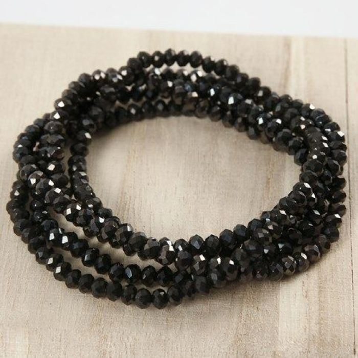 Un bracelet fait de cinq rangées de perles à facettes sur un bout de fil élastique