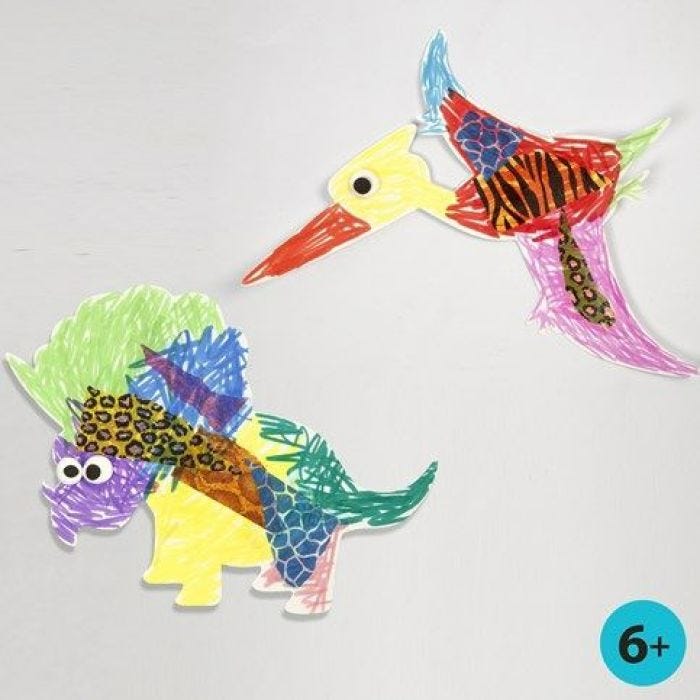 Dinosaures et ptérodactyles en carte blanche, coloriés et décorés