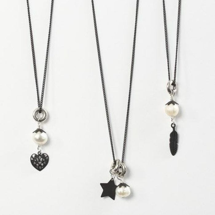 Un collier noir avec une perle d'eau douce et un pendentif en métal