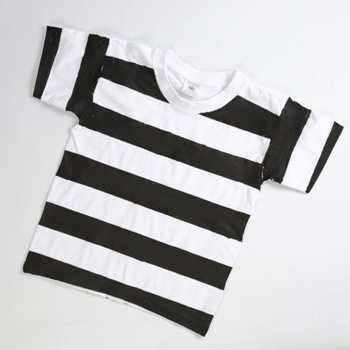 Un uniforme de prison fait à partir d'un T-shirt blanc sur lequel sont peintes des bandes noires