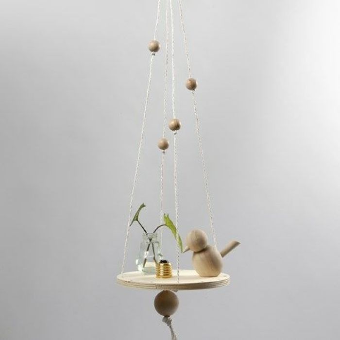 De la ficelle de papier pour maintenir une étagère en suspension