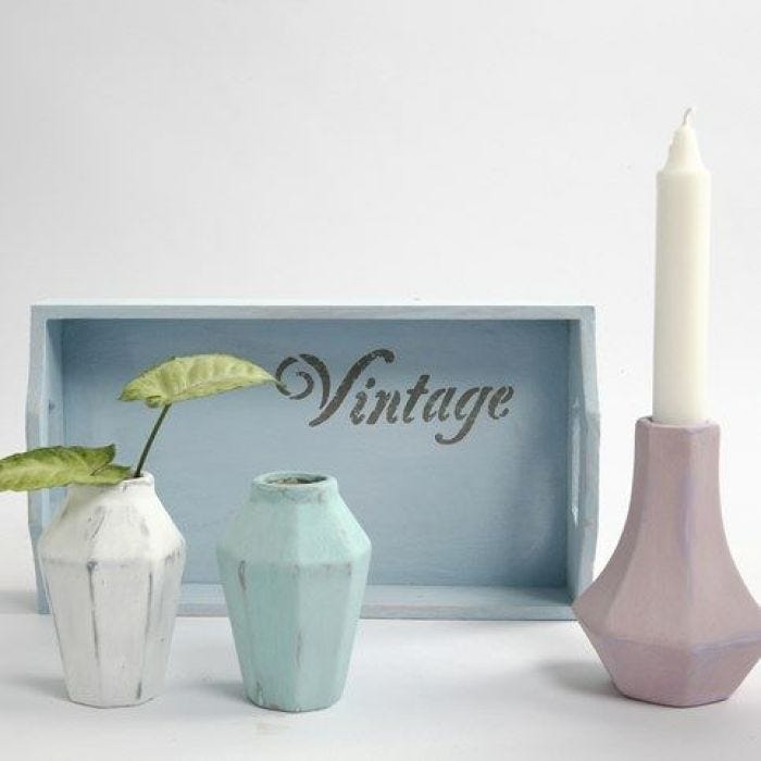 Des petits vases en terre cuite peints avec de la peinture effet craie Look Vintage