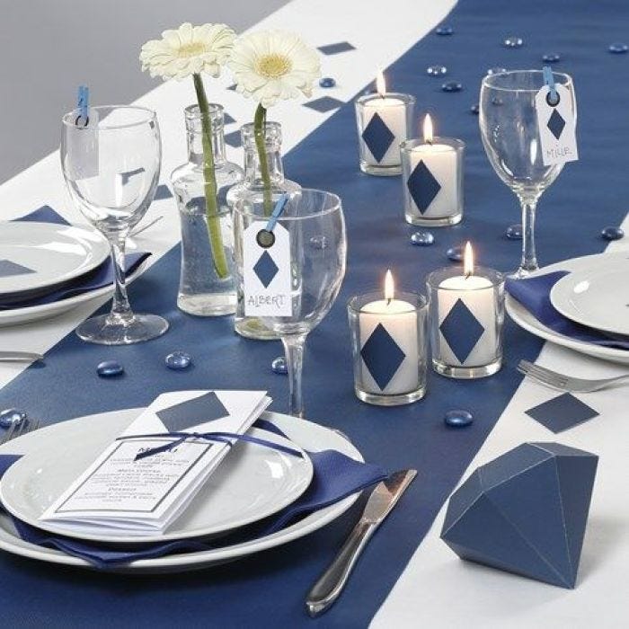 Des décorations de table et une carte de menu bleues de la collection Happy Moments