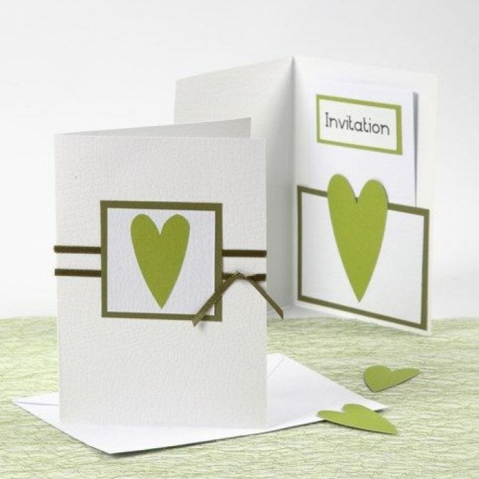 Une carte d'invitation et une carte de menu blanches et vertes de chez Happy Moments