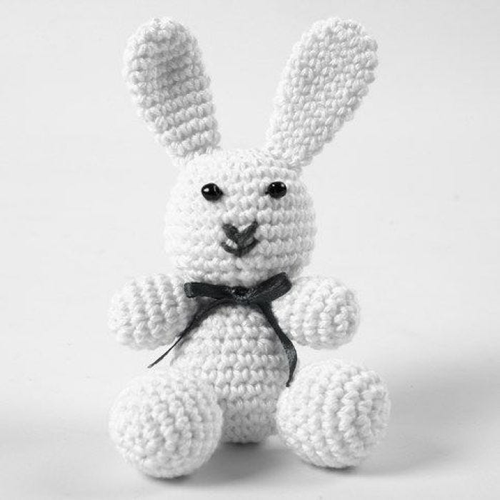 Un lapin crocheté avec du fil de coton