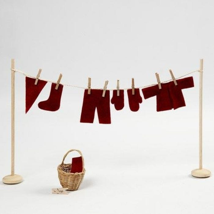 Un fil à linge miniature avec des habits de lutin