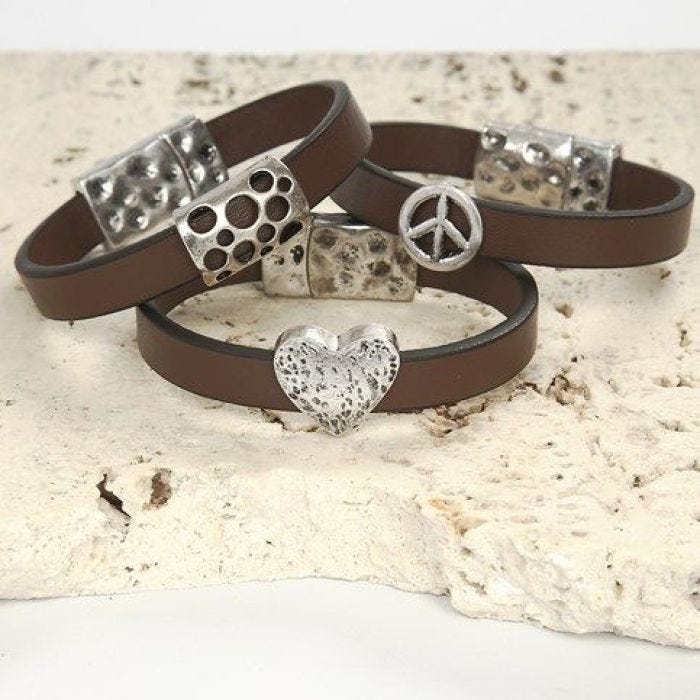 Un bracelet en cuir avec une perle d'espacement et un fermoir  magnétique