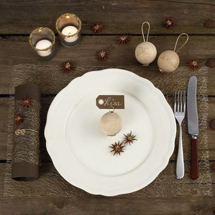 Décorer une table de Noël avec des matériaux naturels