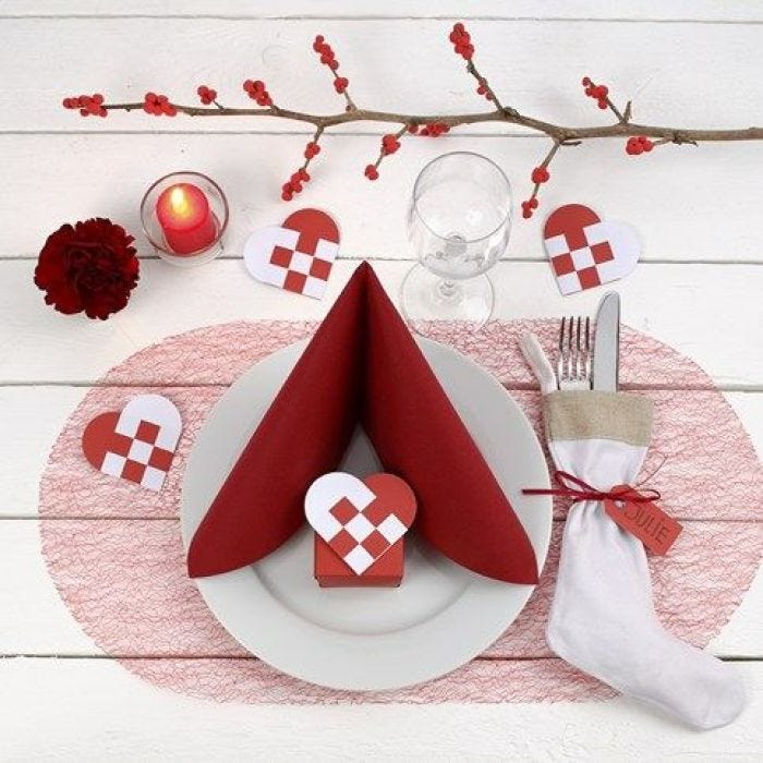 Décoration d'une table de Noël rouge et blanche