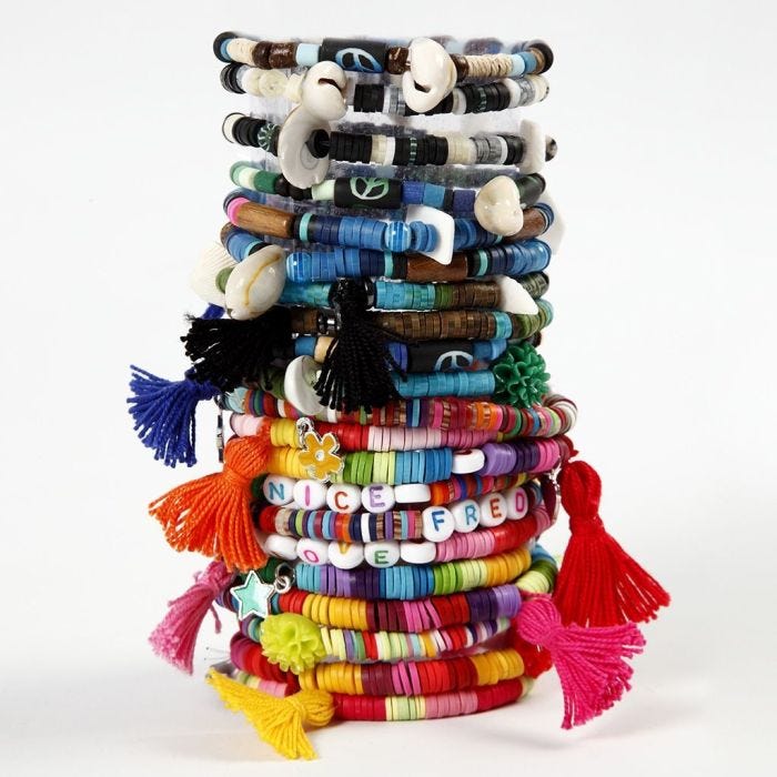 Un bracelet fait avec de perles et des pompons Katsuki