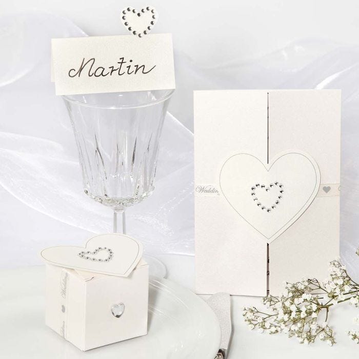 Des décorations de mariage avec des autocollants coeurs en pierres de strass