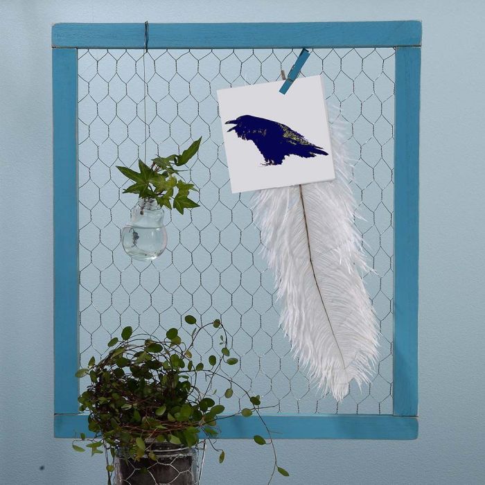 Un panneau d'affichage fait avec un morceau de treillis métallique pour poulailler