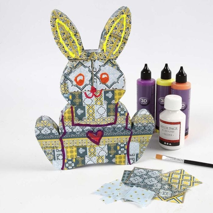 Un lapin de Pâques en papier mâché recouvert avec du papier de découpage