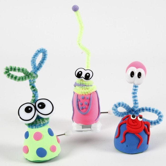 Des figurines à remonter en pâte Silk Clay avec des fils chenille