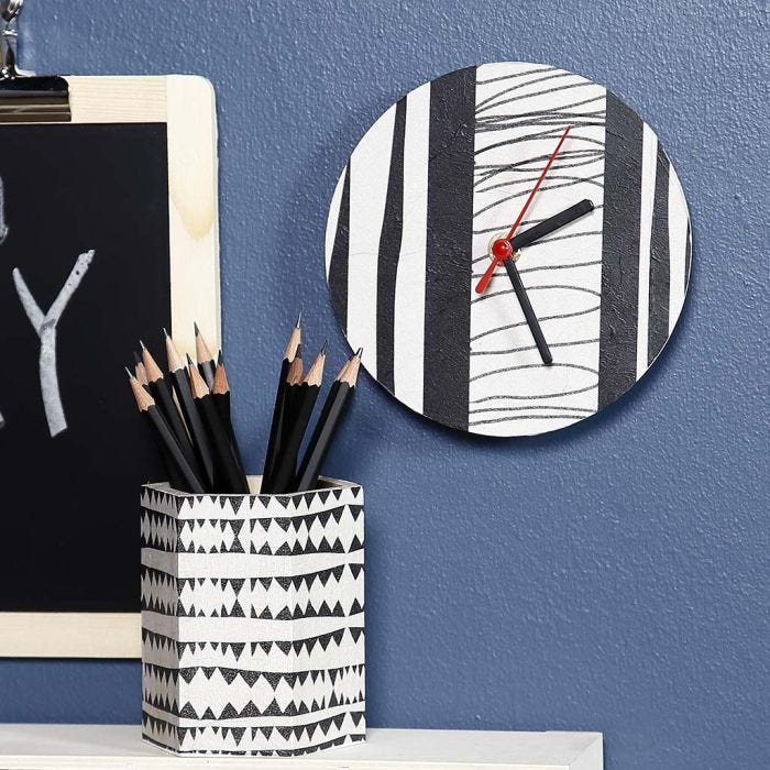 Une horloge murale et un porte stylo décorés avec du papier de découpage