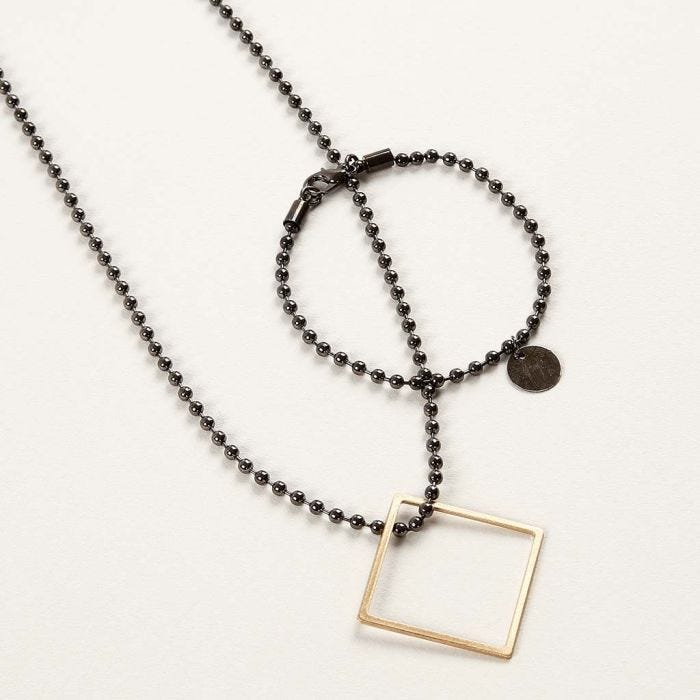 Un bijou en chaîne de perles avec pendentifs