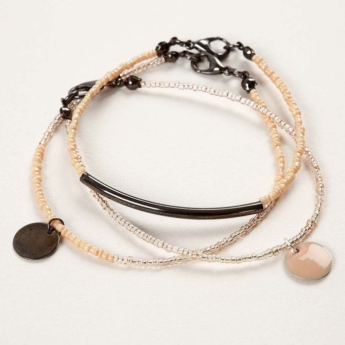 Des bracelets en fil à perles avec des perles Rocailles et des pendentifs