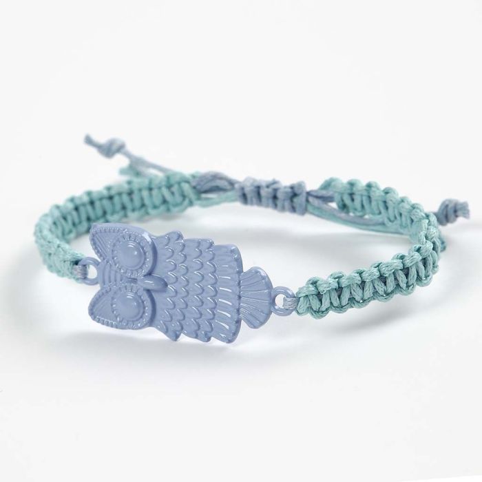 Un bracelet tressé décoré d'un pendentif en métal vernis