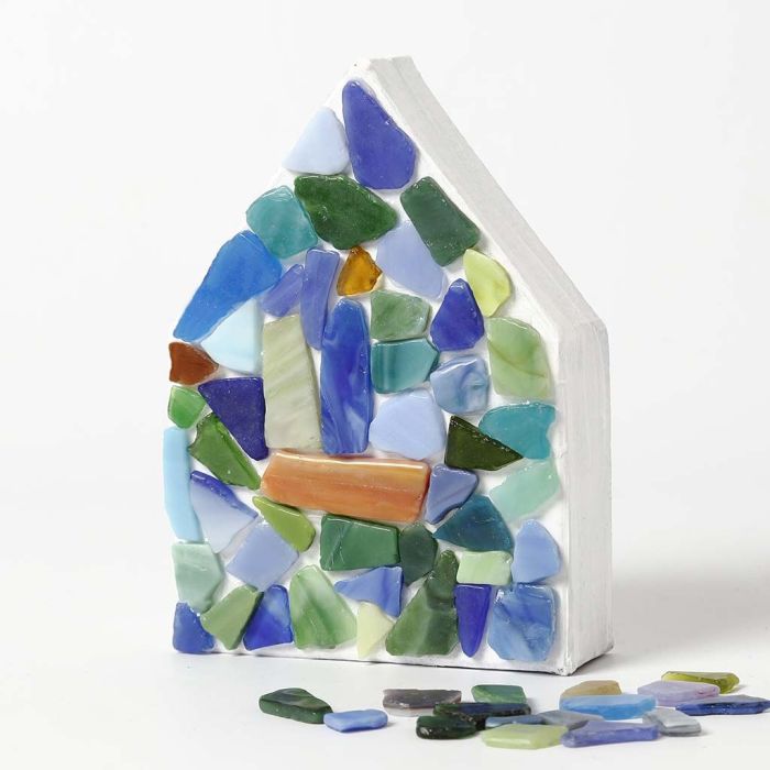 Une maison en papier mâché peinte et décorée avec des fragments de mosaïque en verre