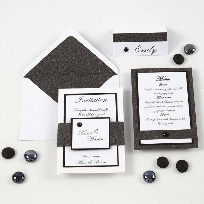 Une invitation, une carte de menu et un marque-place en noir et blanc