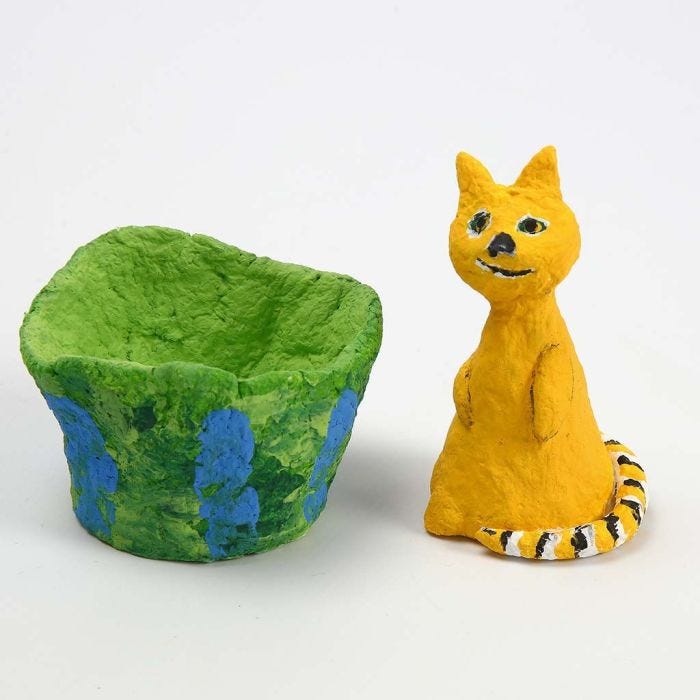 Un chat en polystyrène recouvert de pulpe de papier mâché