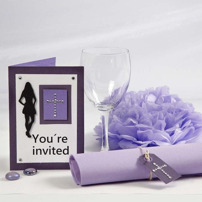 Une invitation pourpre et des décorations de table pour une fête de confirmation