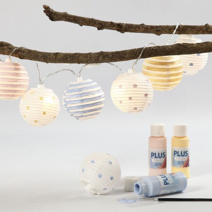 Lumières féériques avec des lampes en papier de riz peintes