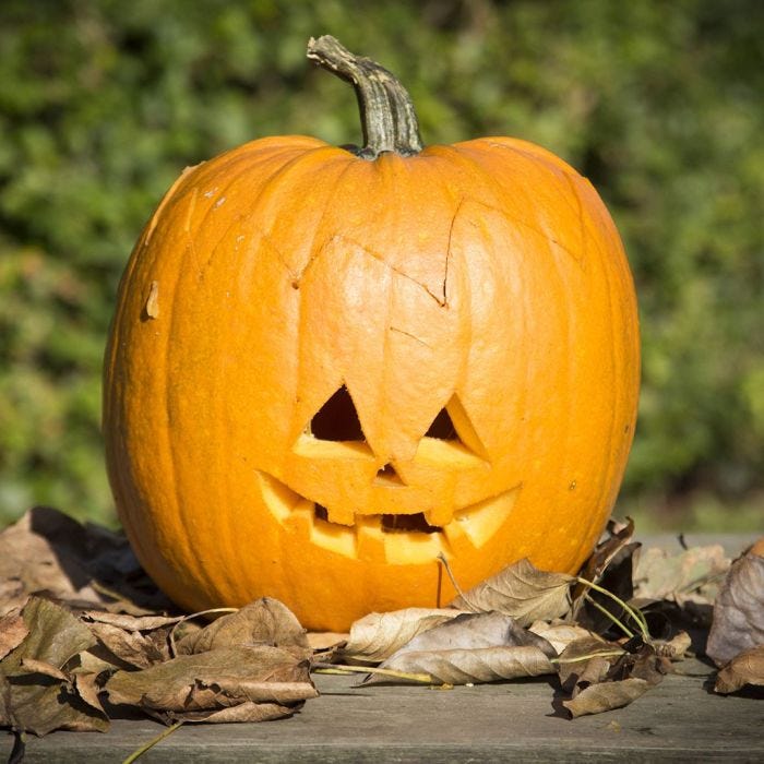 citrouille évidée décorée avec un visage découpé