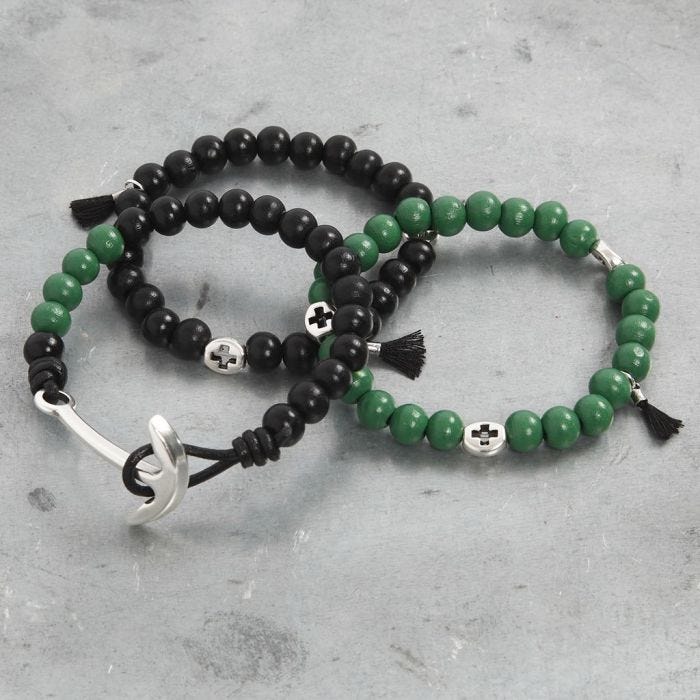 Bracelet avec perles en bois et autres décorations