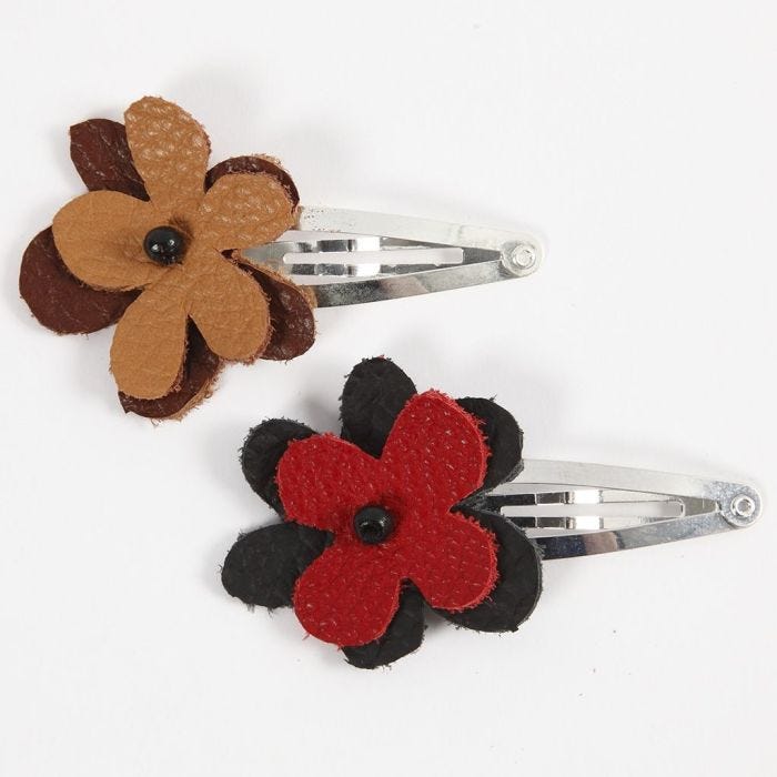 Une barrette avec une fleur en cuir