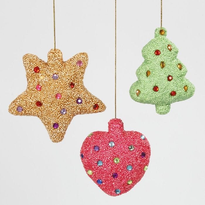 Des décorations de Noël faites en polystyrène, recouvertes de pâte Foam Clay et décoratées avec des pierres de strass