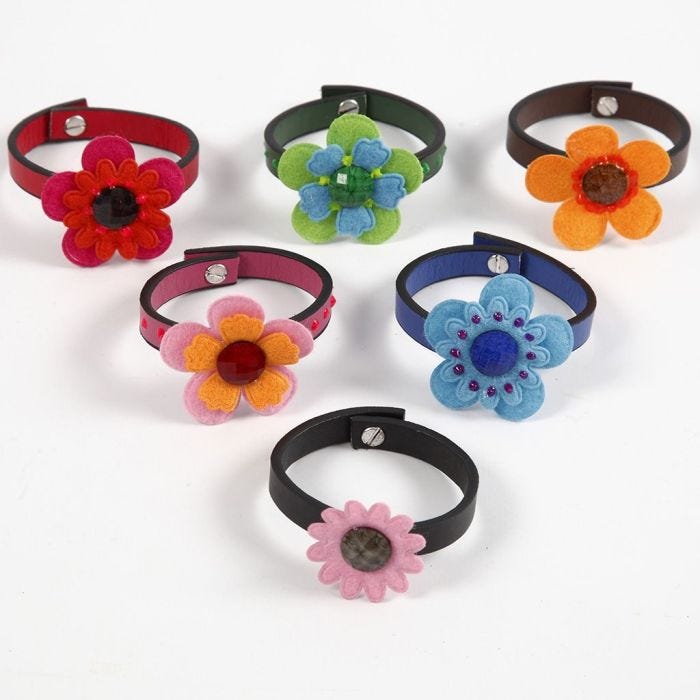 Un bracelet en lanière de cuir avec une fleur en feutre et un Cabochon