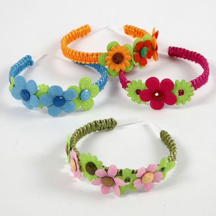 Un serre-tête décoré de fleurs en feutre et de Cabochons
