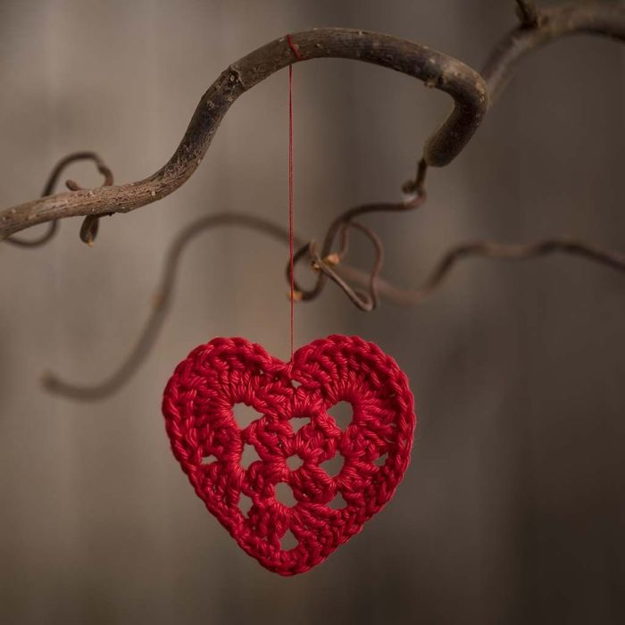 Un petit cœur crocheté en fil de coton