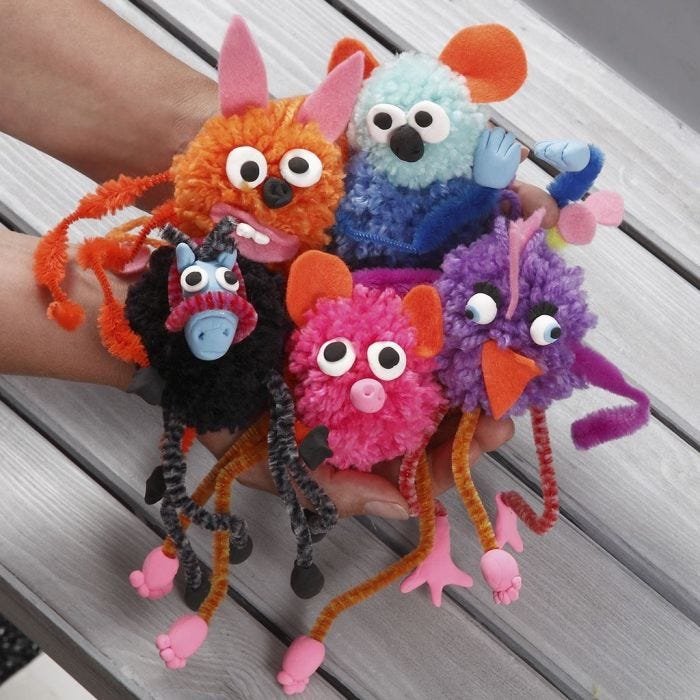 Des pompons en forme d'animaux fantaisie avec du fil chenille et décorés avec du feutre de la pâte Silk Clay