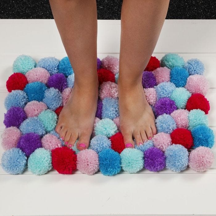 Un tapis doux fait de pompons