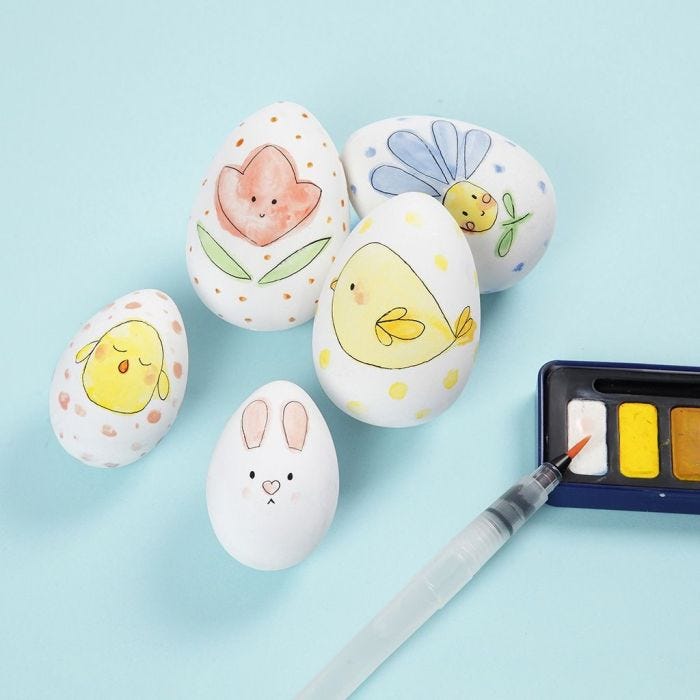 Des oeufs de Pâques décorés à l'aquarelle