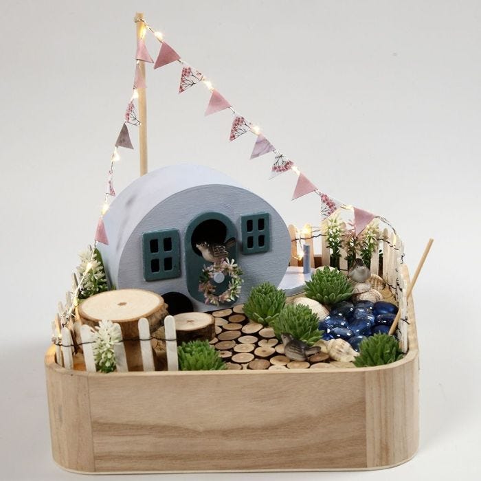 Un camping miniature sur un plateau