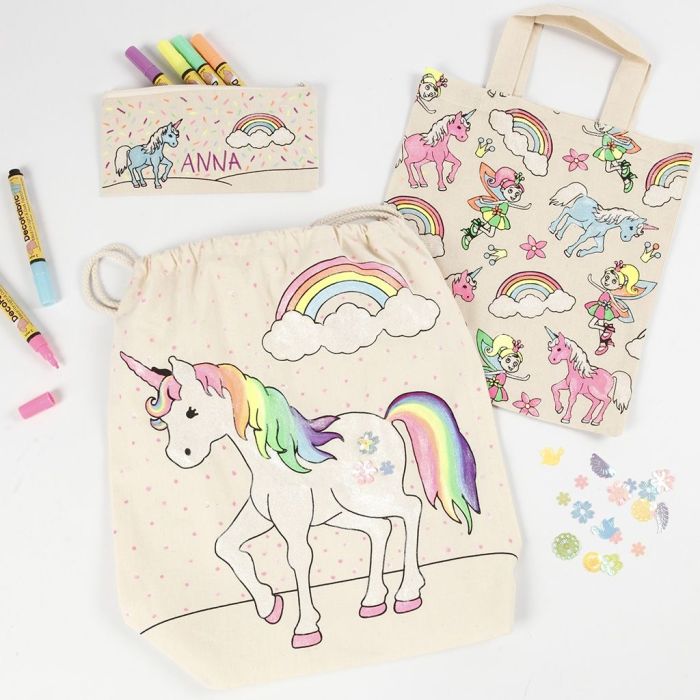 Une trousse licorne, une sac à provisions et un sac à chaussures décorés avec des feutres textiles, des paillettes et des sequins