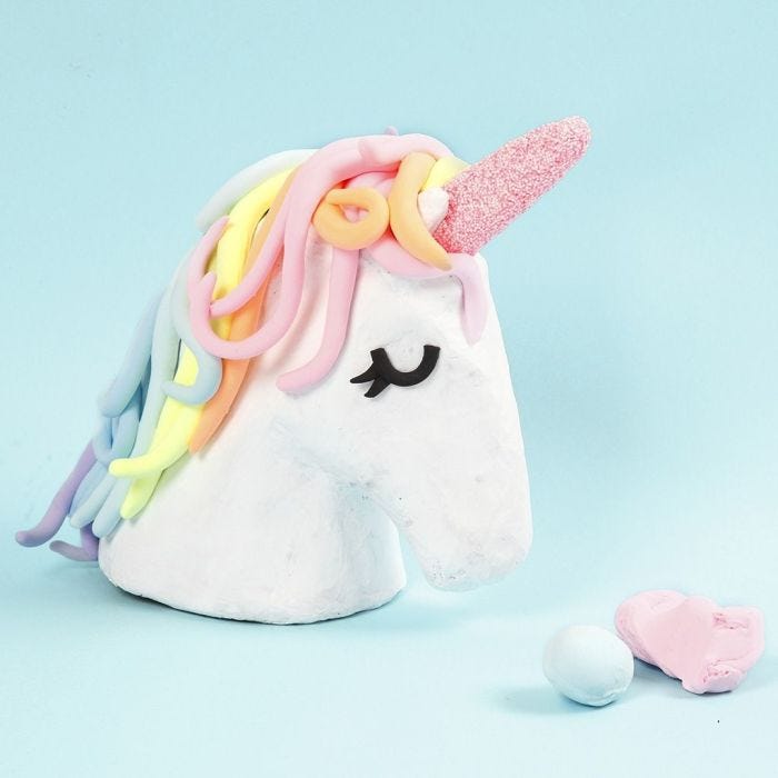 Un trophée Licorne décoré avec Silk Clay et Foam Clay